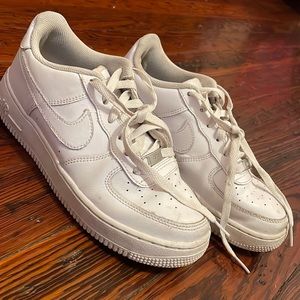 Used size 6 Air Force ones.